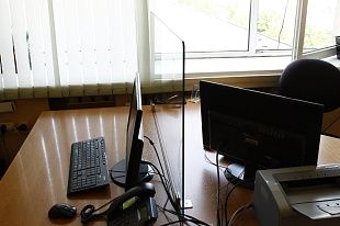 Защитный экран из прозрачного стекла