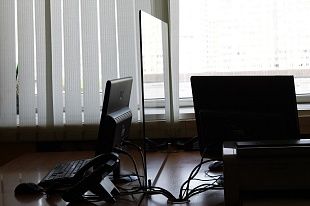 Защитный экран из прозрачного стекла